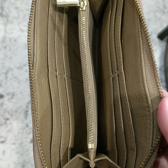 Tory Burch genuine leather full zip wallet - Picture 5 of 9